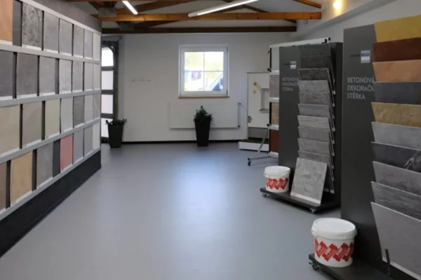 Vzorová miestnosť, vzorkovňa betónových stierek KABE Farben v Paskove